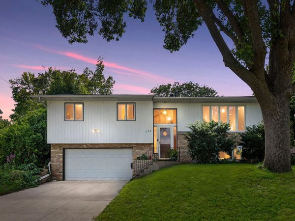 725 W 1st Street, Waconia, MN 55387