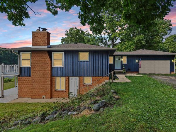 6380 Oak Ridge Drive, Jonesville, MI 49250