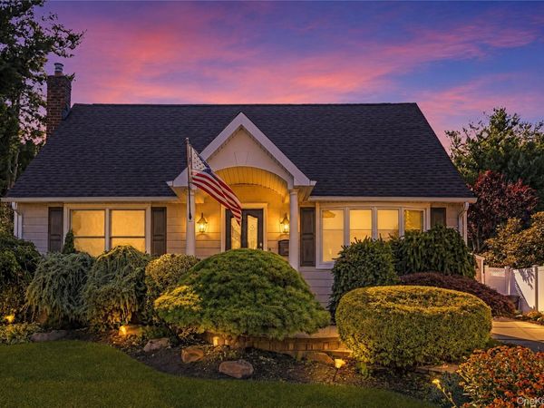 516 Heathcliff Drive , Seaford, NY 11783