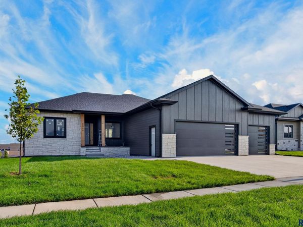 6509 E Fieldview St, Sioux Falls, SD 57110