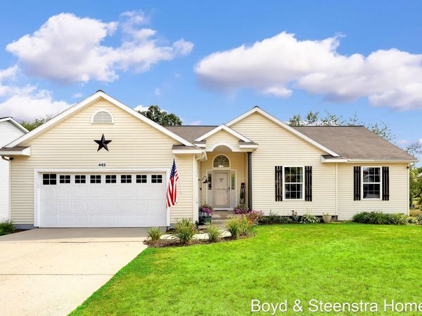442 Shaw Estates Drive NE, Rockford, MI 49341