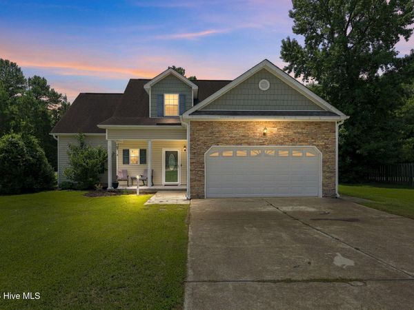 302 Squire Court, Maple Hill, NC 28454