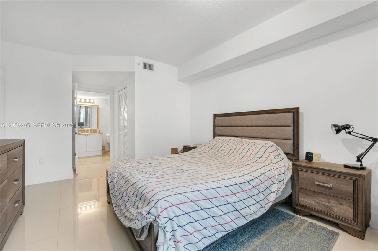 19501 W Country Club Dr, Unit 309, Aventura, FL 33180 Photo