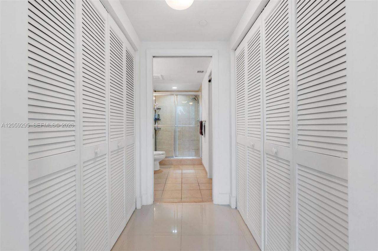 19501 W Country Club Dr, Unit 309, Aventura, FL 33180 Photo