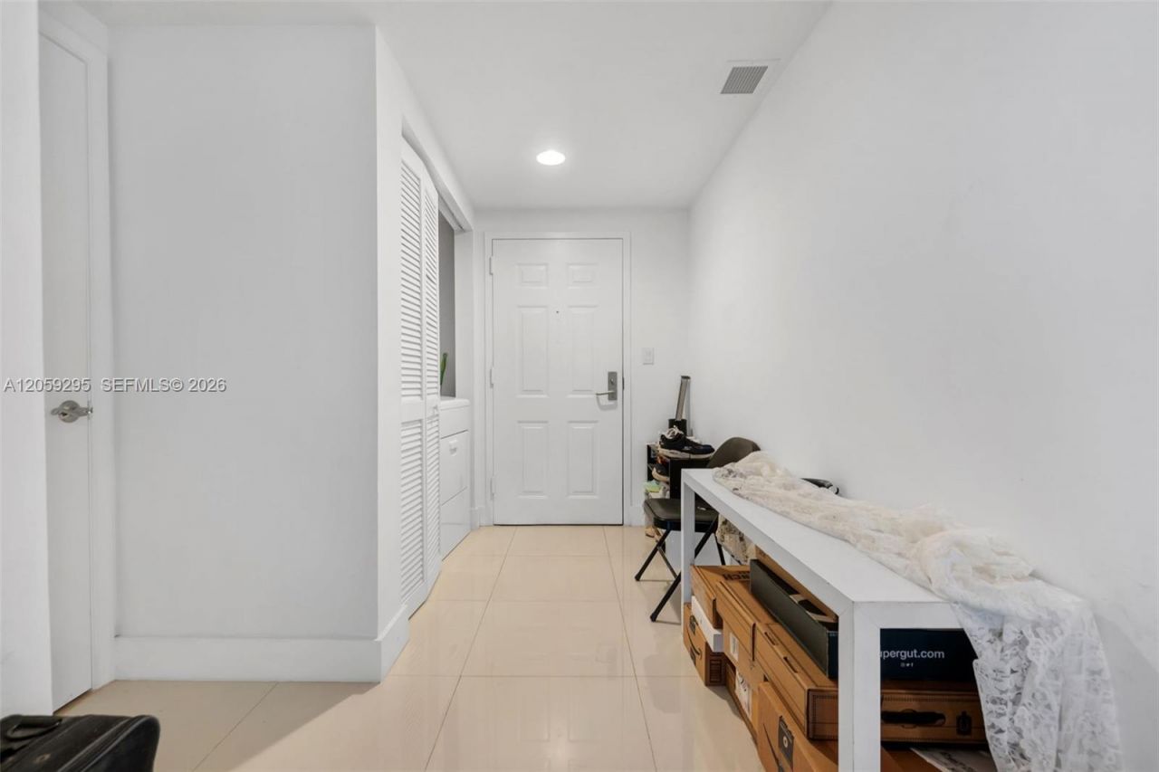 19501 W Country Club Dr, Unit 309, Aventura, FL 33180 Photo
