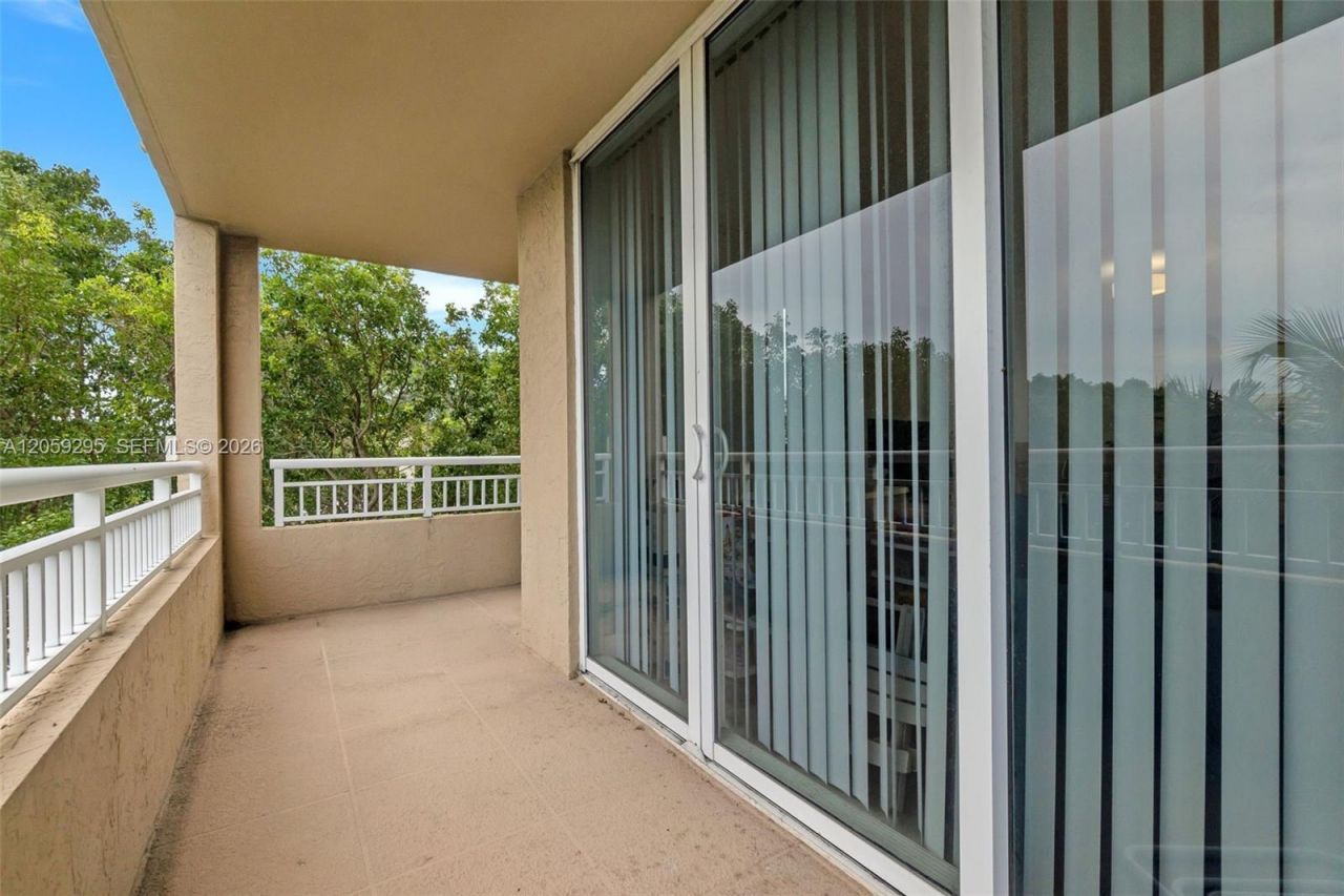 19501 W Country Club Dr, Unit 309, Aventura, FL 33180 Photo