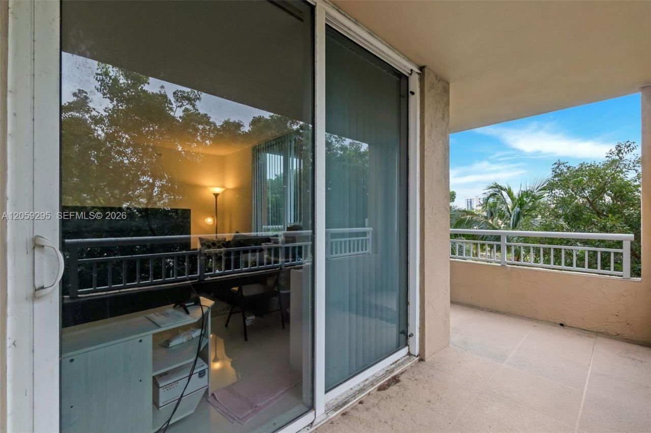 19501 W Country Club Dr, Unit 309, Aventura, FL 33180 Photo