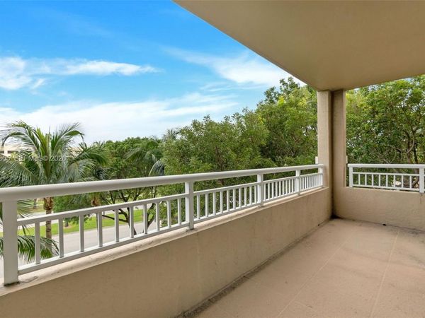 19501 W Country Club Dr, Unit 309, Aventura, FL 33180