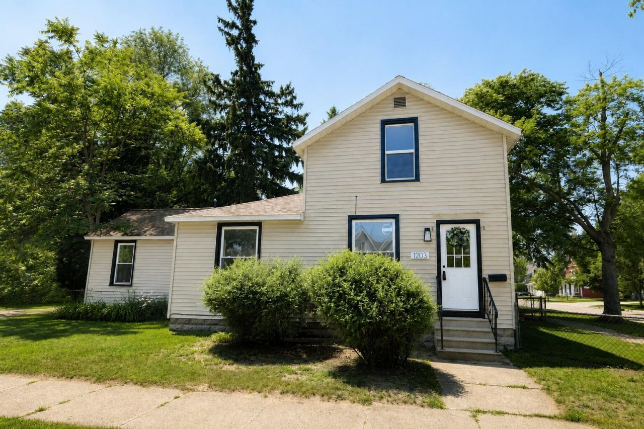 1203 4th Street, Muskegon, MI 49441 Main Photo