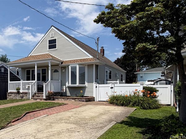 82 E Hollywood Avenue , Lindenhurst, NY 11757