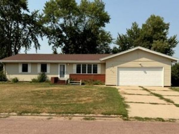 1992 Great Bend Boulevard, Windom, MN 56101