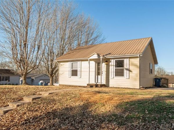 301 Cape Road , Bloomfield, MO 63825