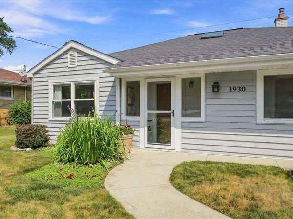 1930 N 121st St, Wauwatosa, WI 53226