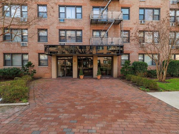 3 Birchwood Court , Unit 2J, Mineola, NY 11501
