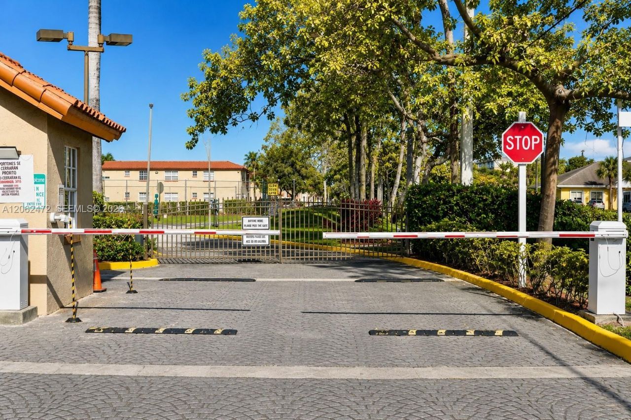 8630 SW 3rd St, Unit 101, Pembroke Pines, FL 33025 Photo