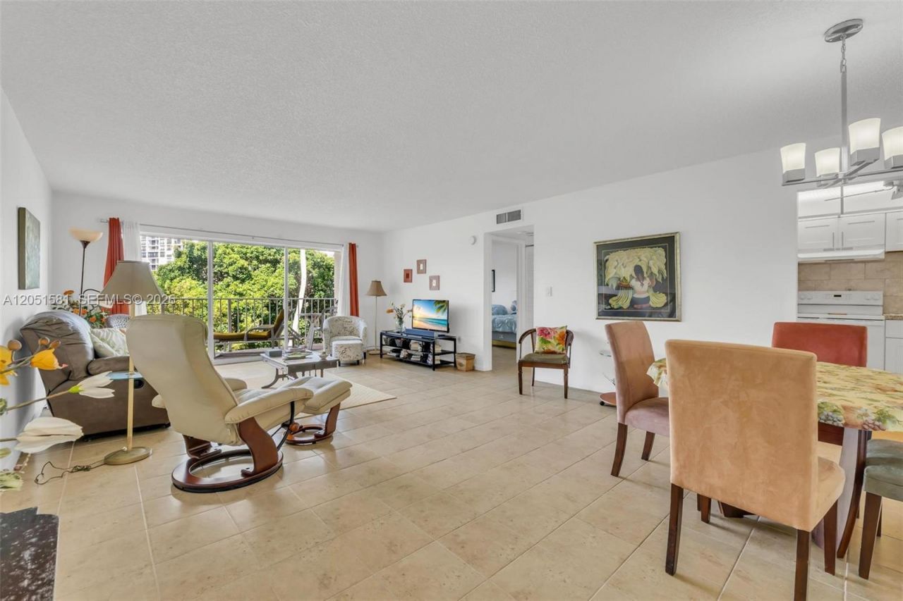 200 178th Dr, Unit 409, Sunny Isles Beach, FL 33160 Photo