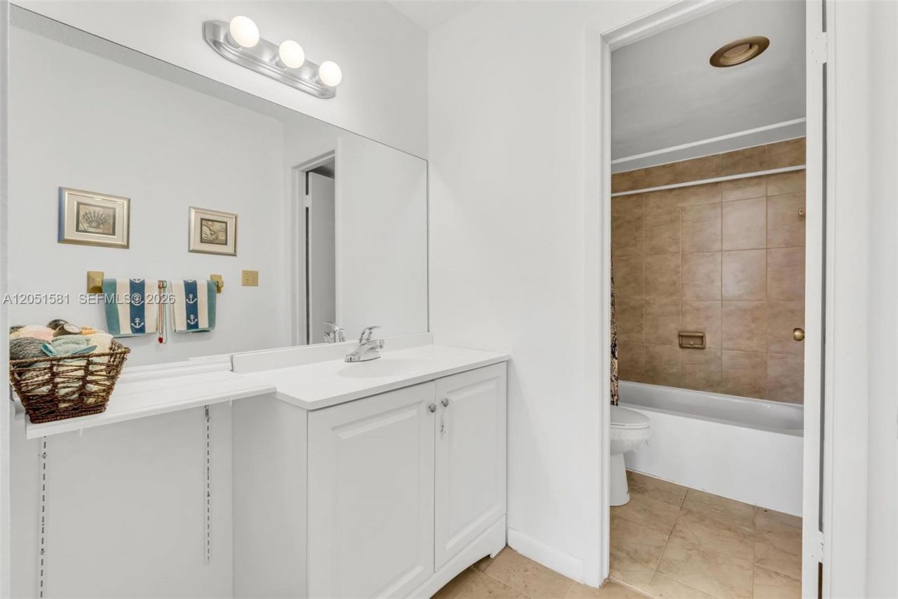 200 178th Dr, Unit 409, Sunny Isles Beach, FL 33160 Photo
