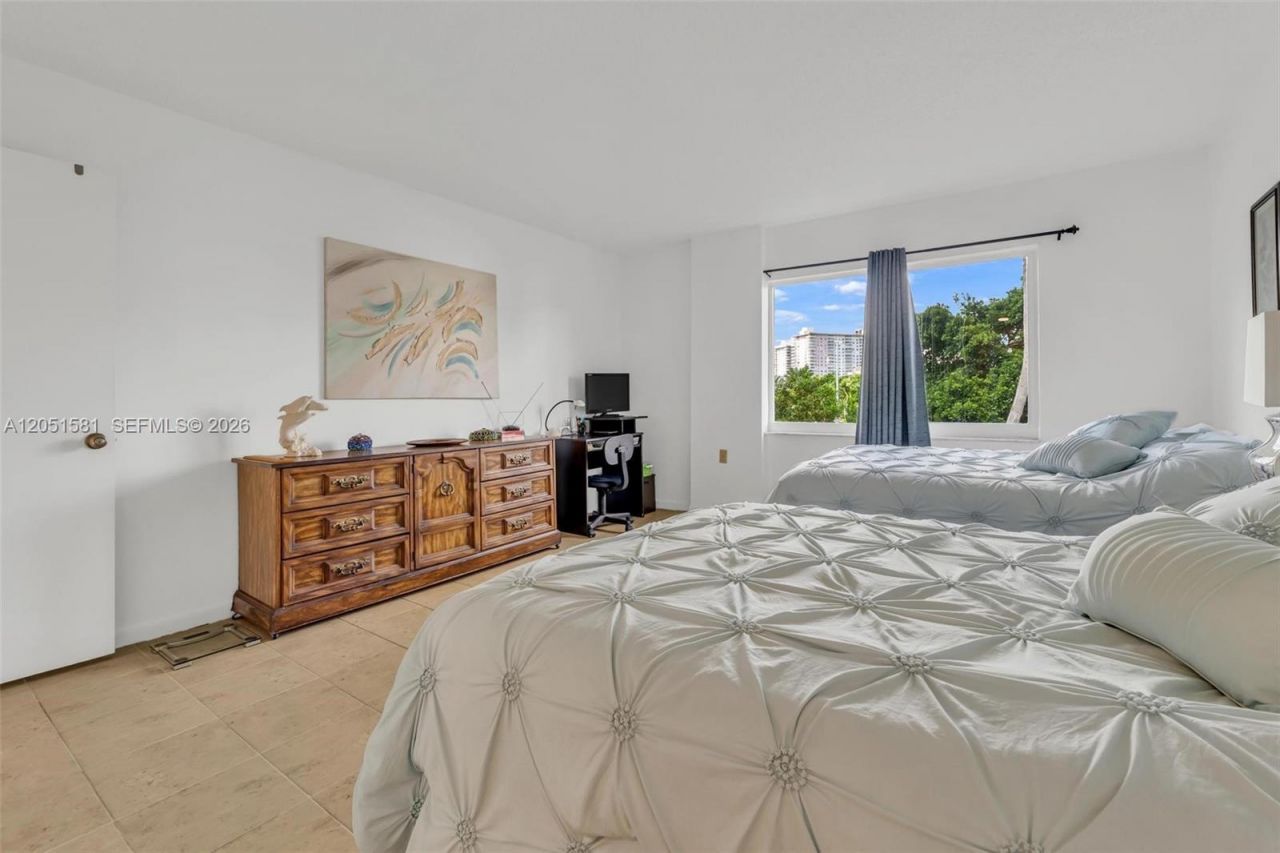 200 178th Dr, Unit 409, Sunny Isles Beach, FL 33160 Photo