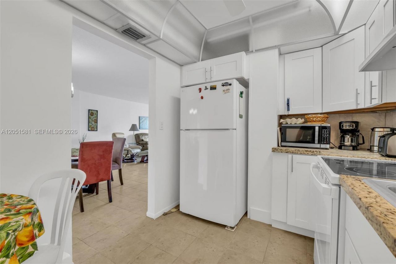 200 178th Dr, Unit 409, Sunny Isles Beach, FL 33160 Photo