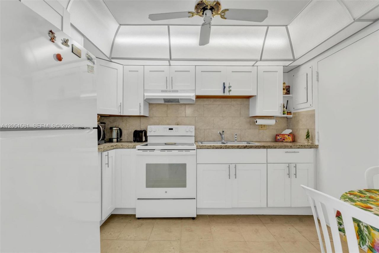 200 178th Dr, Unit 409, Sunny Isles Beach, FL 33160 Photo