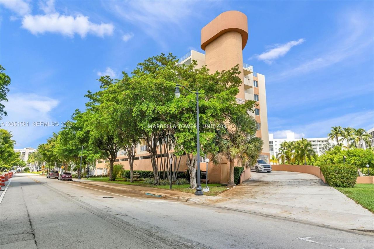 200 178th Dr, Unit 409, Sunny Isles Beach, FL 33160 Photo