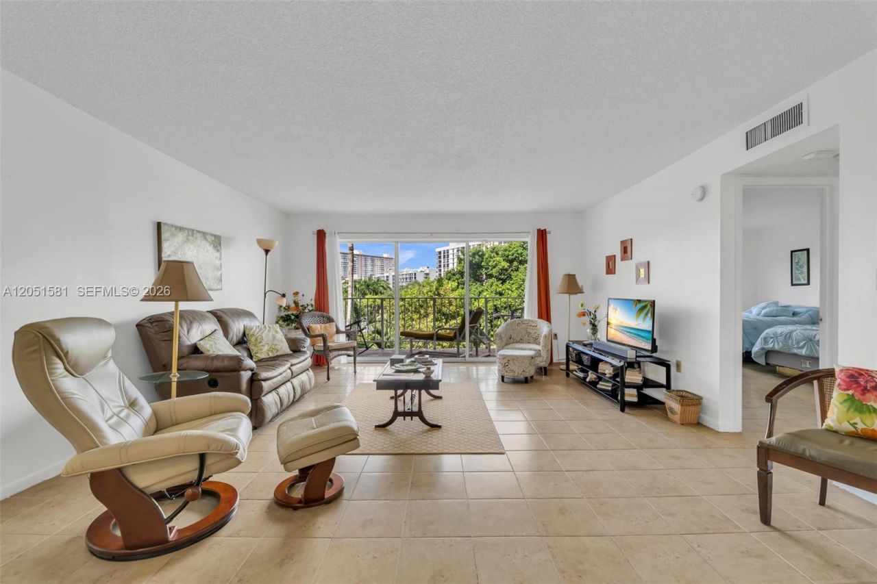 200 178th Dr, Unit 409, Sunny Isles Beach, FL 33160 Photo