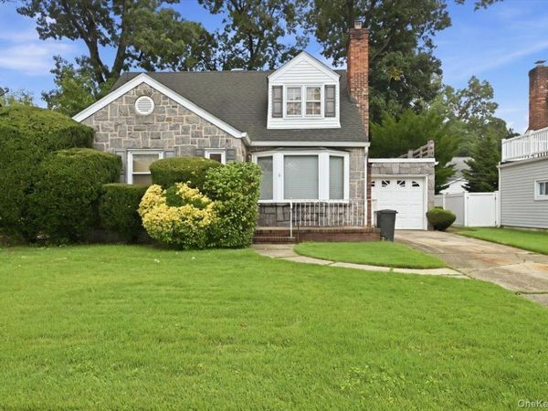 8 Redwood Road , New Hyde Park, NY 11040