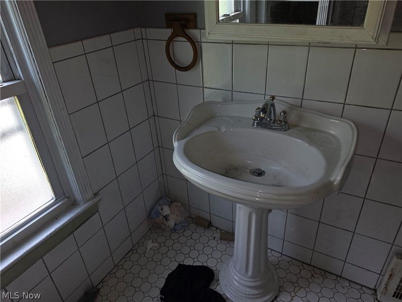 17425 Throckley Avenue, Cleveland, OH 44128 Photo 11