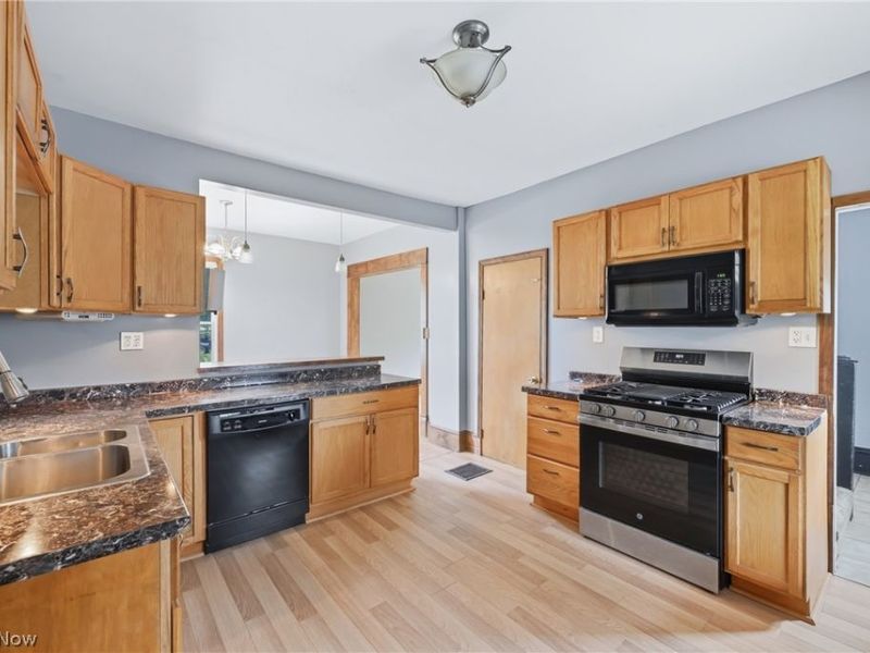 20954 Lake Park Boulevard, Alliance, OH 44601 Photo 5