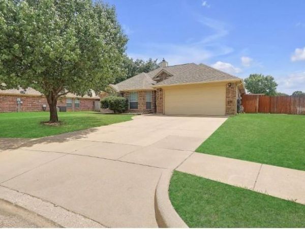 521 Acorn Court, Saginaw, TX 76179
