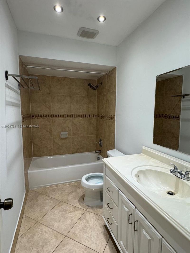 175 Wimbledon Lake Dr , Plantation, FL 33324 Photo