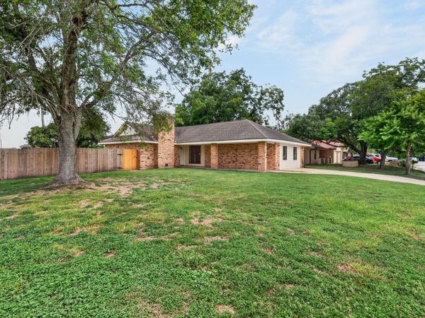 833 Ross CIR, Lockhart, TX 78644