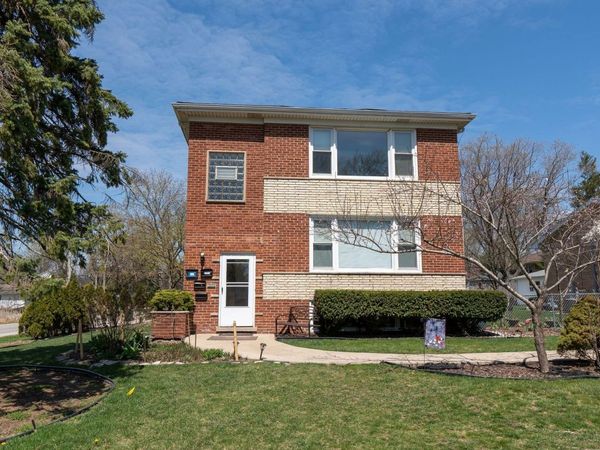 16w780 57th Street, Unit 1, Clarendon Hills, IL 60514