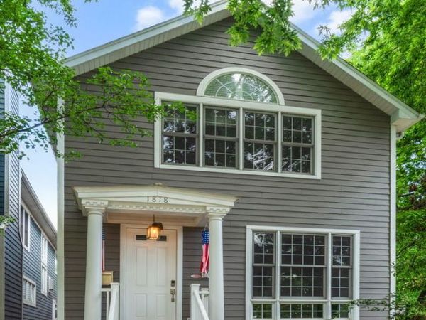 1818 W Barry Avenue , Chicago, IL 60657