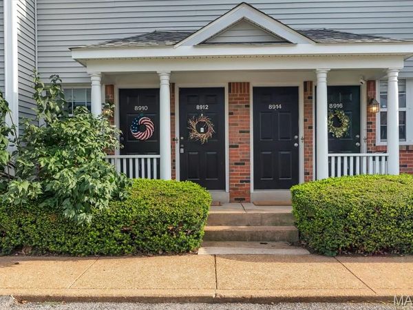 8912 Eager Road, Brentwood, MO 63144