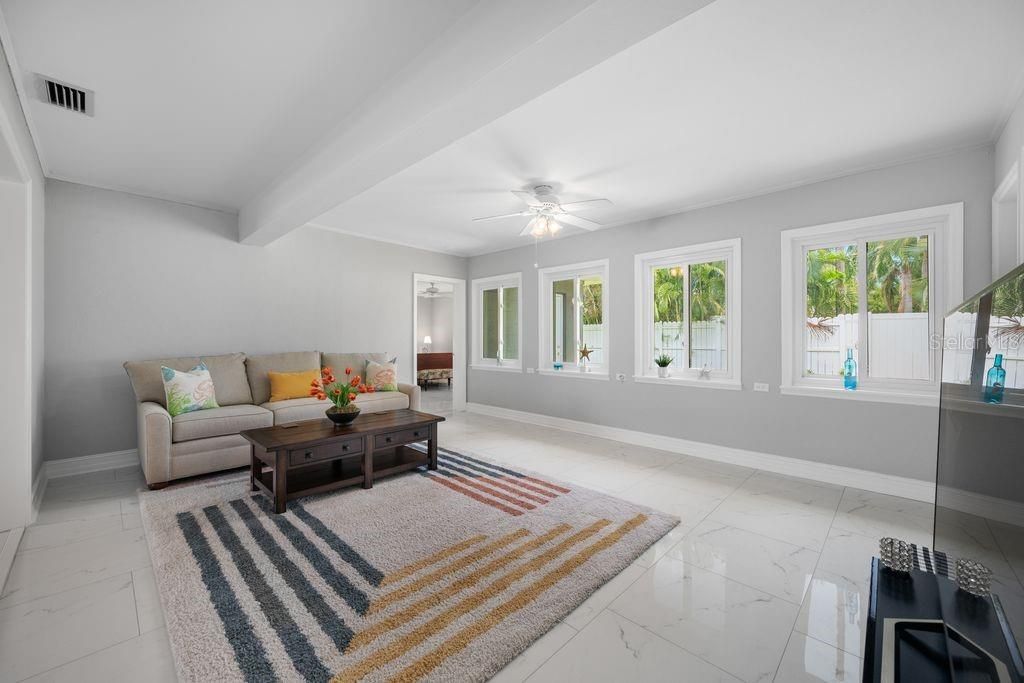 328 Bayview Drive Ne, Saint Petersburg, FL 33704 Photo