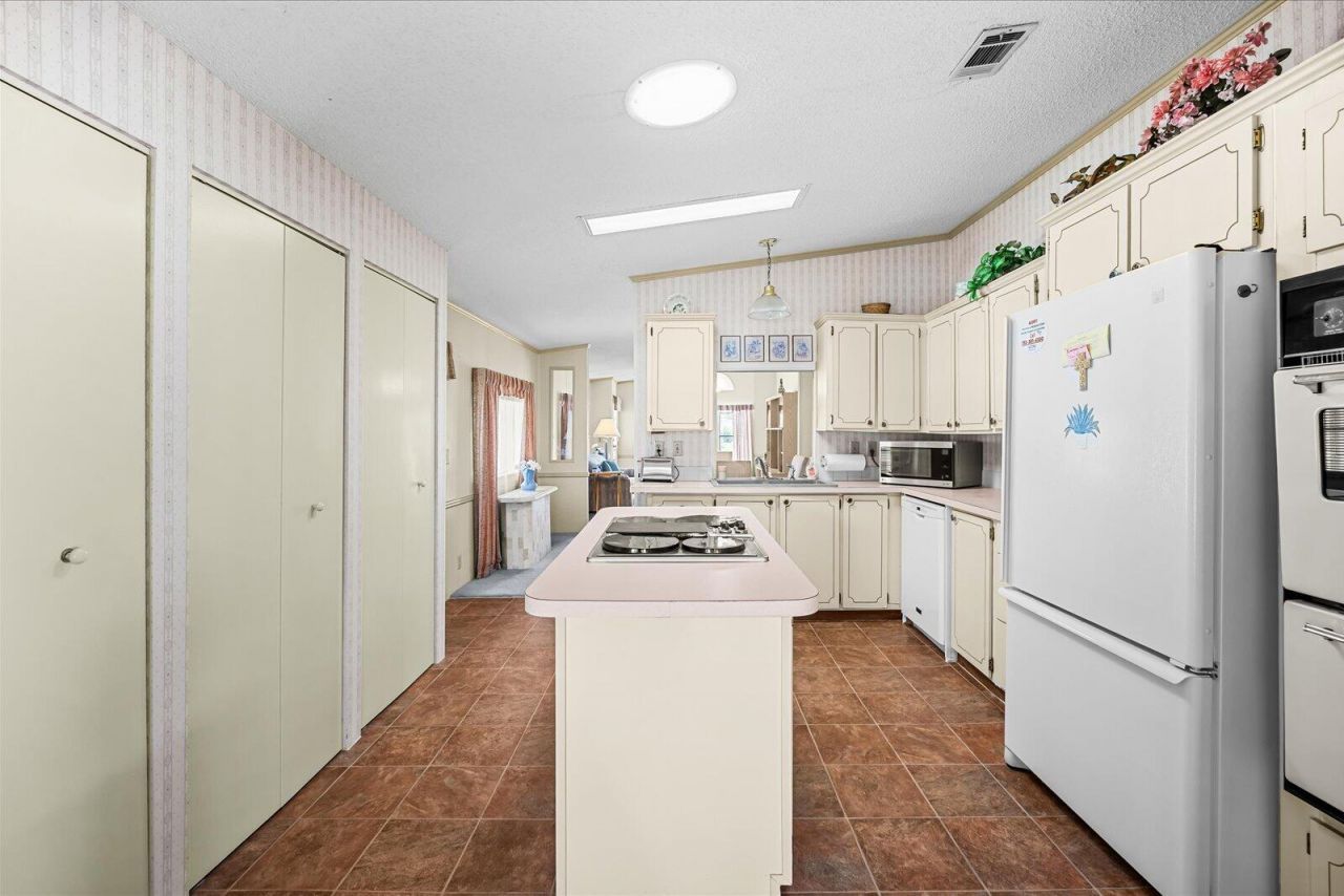 484 Tropical Isles Circle, Unit D-32, Fort Pierce, FL 34982 Photo