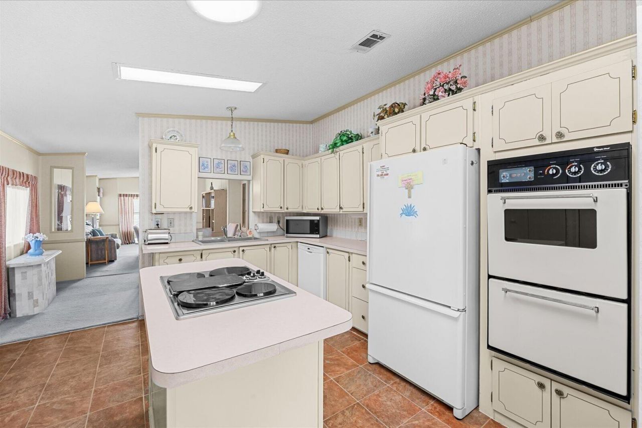 484 Tropical Isles Circle, Unit D-32, Fort Pierce, FL 34982 Photo