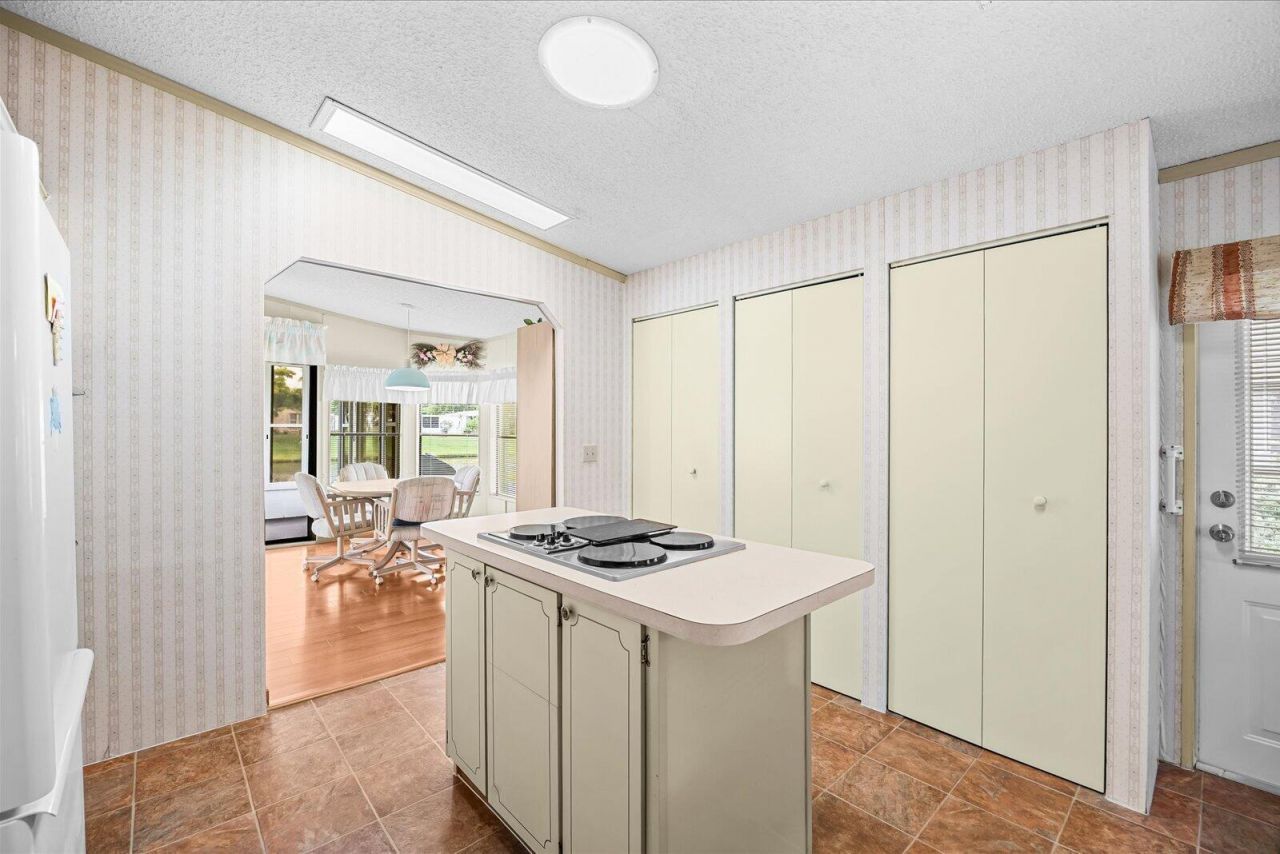 484 Tropical Isles Circle, Unit D-32, Fort Pierce, FL 34982 Photo