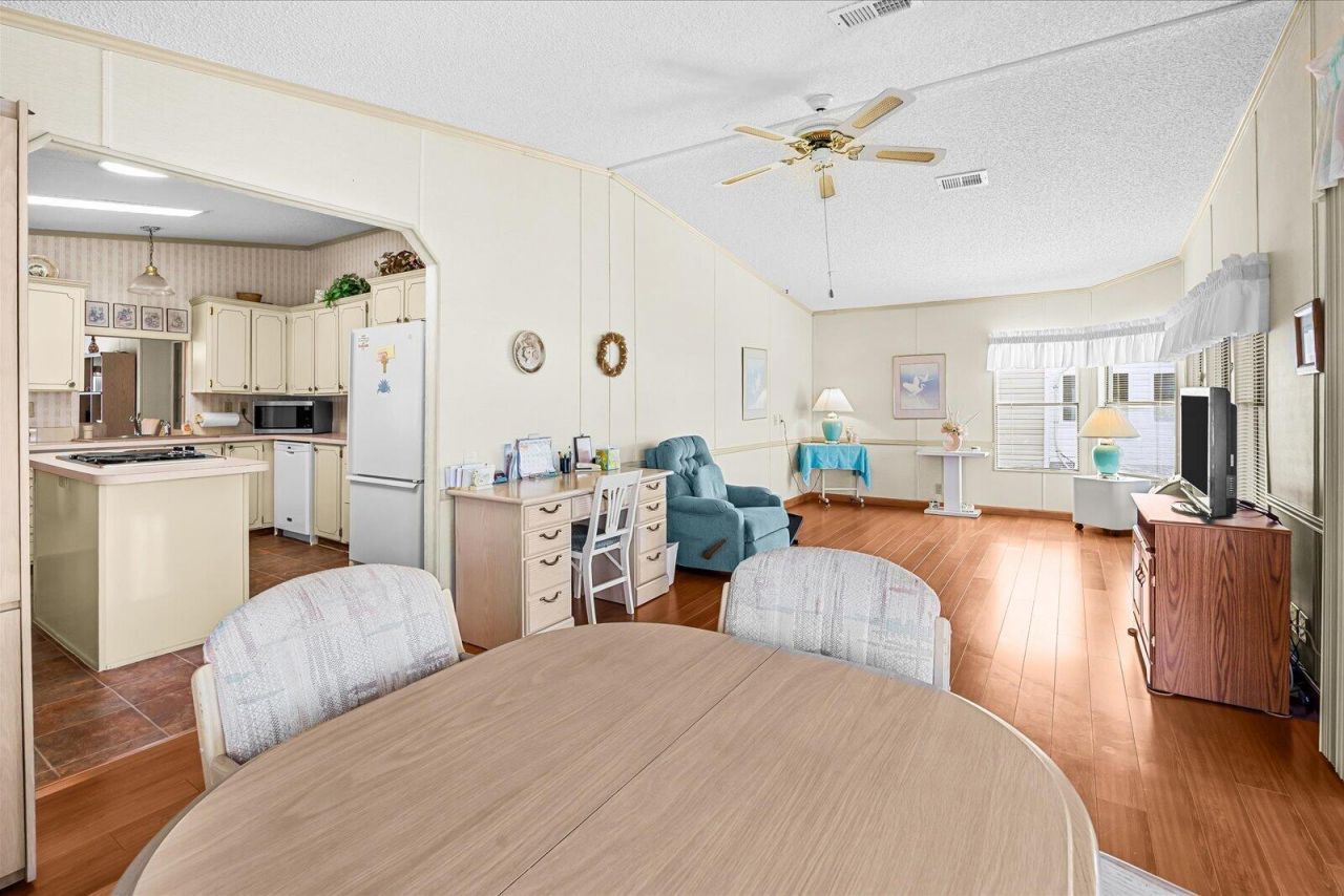 484 Tropical Isles Circle, Unit D-32, Fort Pierce, FL 34982 Photo