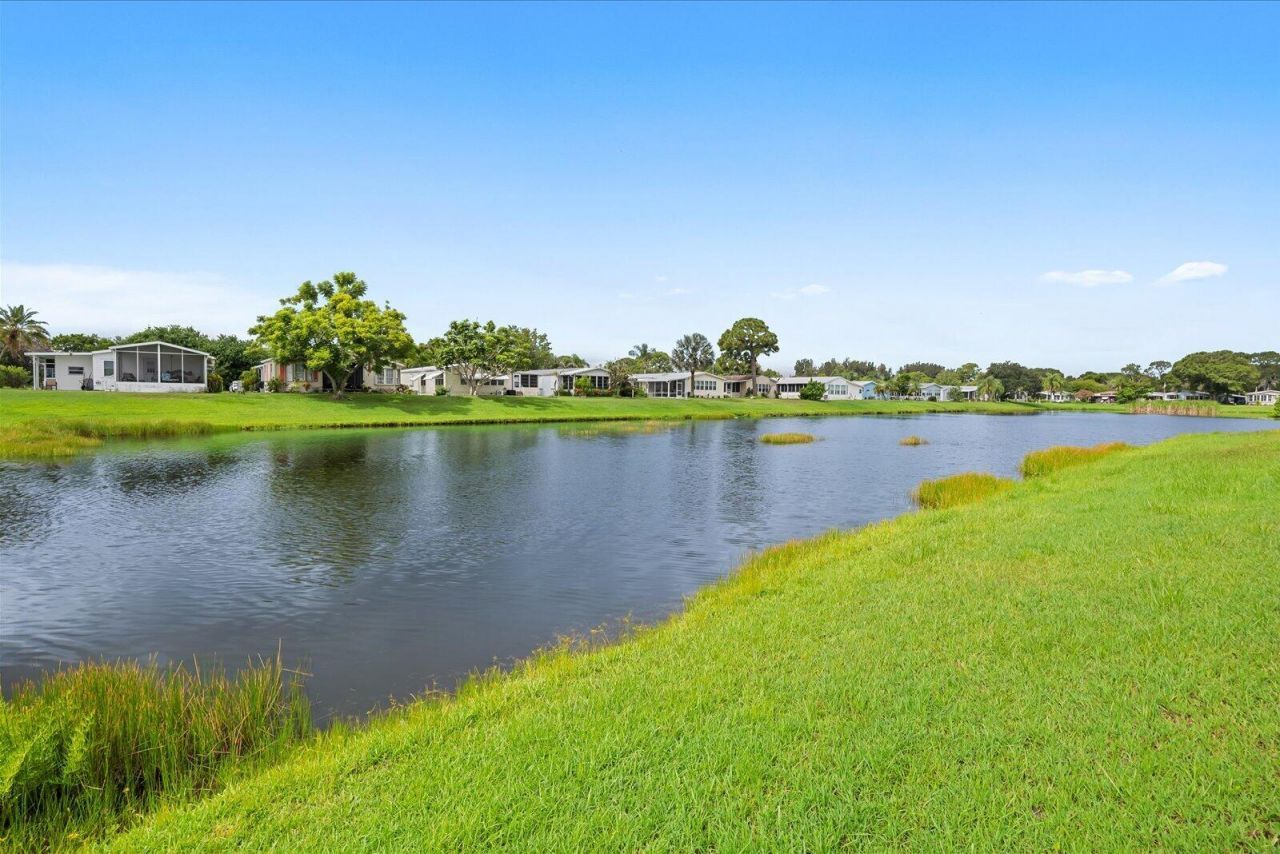 484 Tropical Isles Circle, Unit D-32, Fort Pierce, FL 34982 Photo