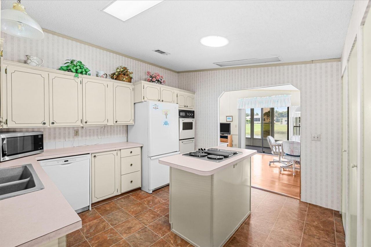 484 Tropical Isles Circle, Unit D-32, Fort Pierce, FL 34982 Photo