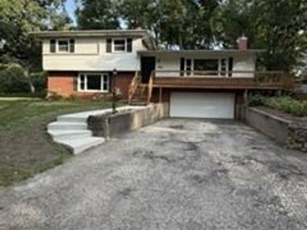 3707 N Oak Knoll Road , Crystal Lake, IL 60012