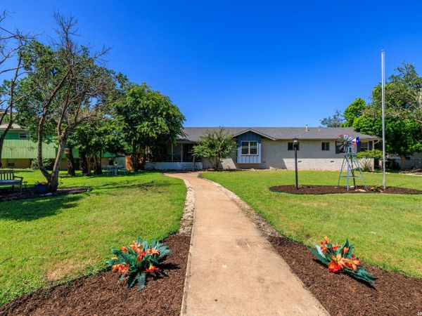 1009 W Main St, Kerrville, TX 78028