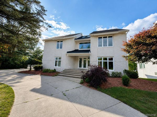 6446 Royal Pointe Drive, West Bloomfield Township, Mi 48322