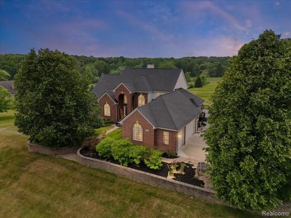 2160 W Buell Rd, Oakland Twp, MI 48363