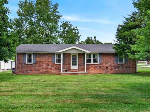627 Baker Dr , Lafayette, TN 37083