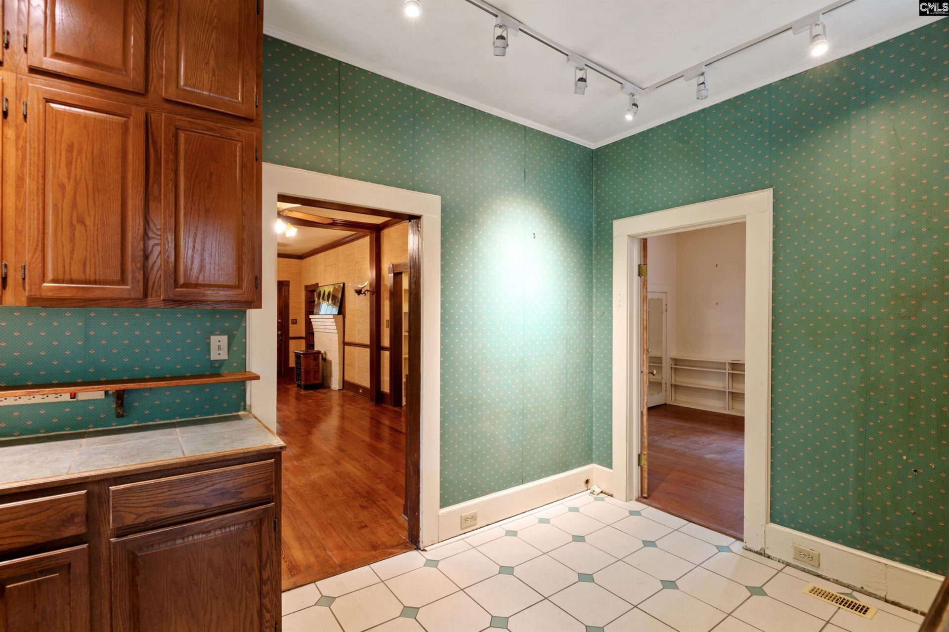 528 Queen Street  Photo 11