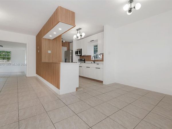 998 W 68th St, Hialeah, FL 33014