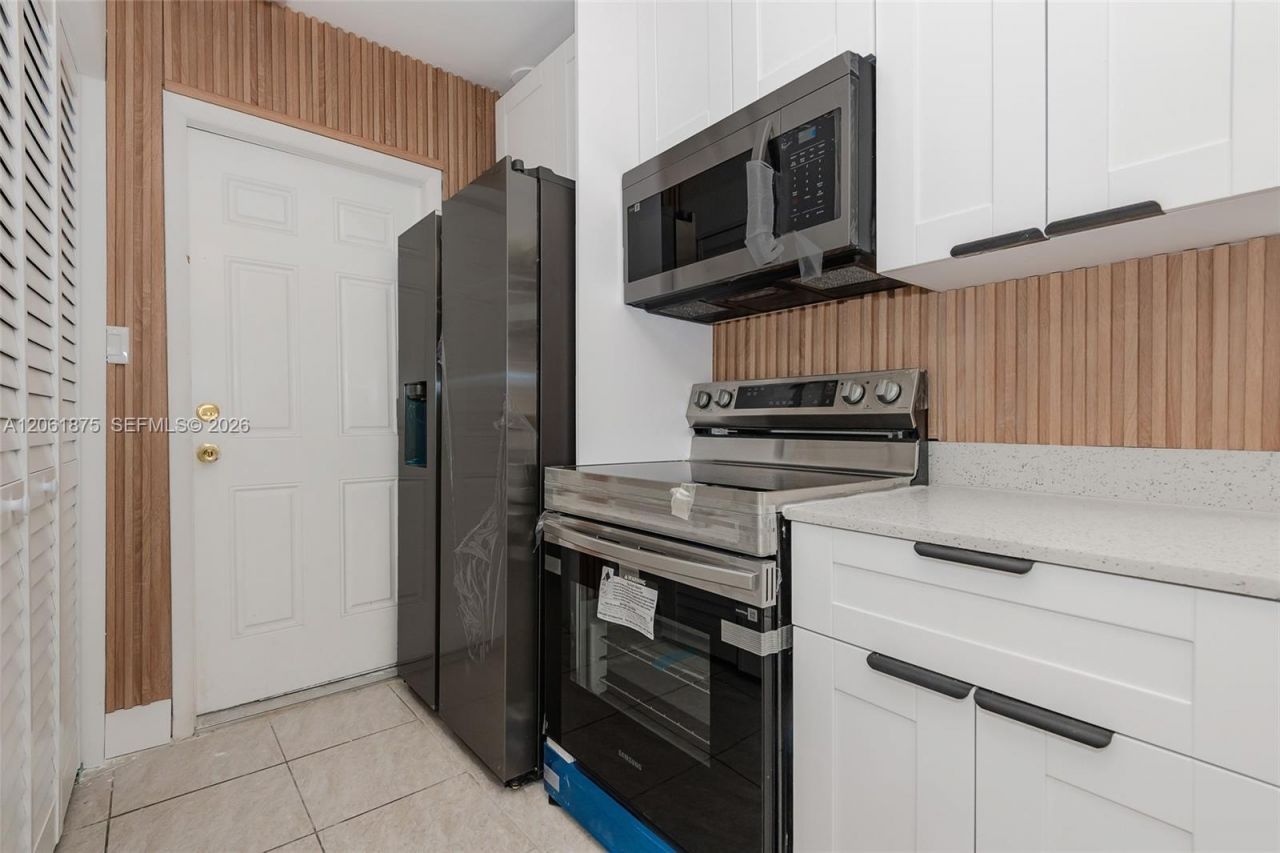 998 W 68th St, Hialeah, FL 33014 Photo